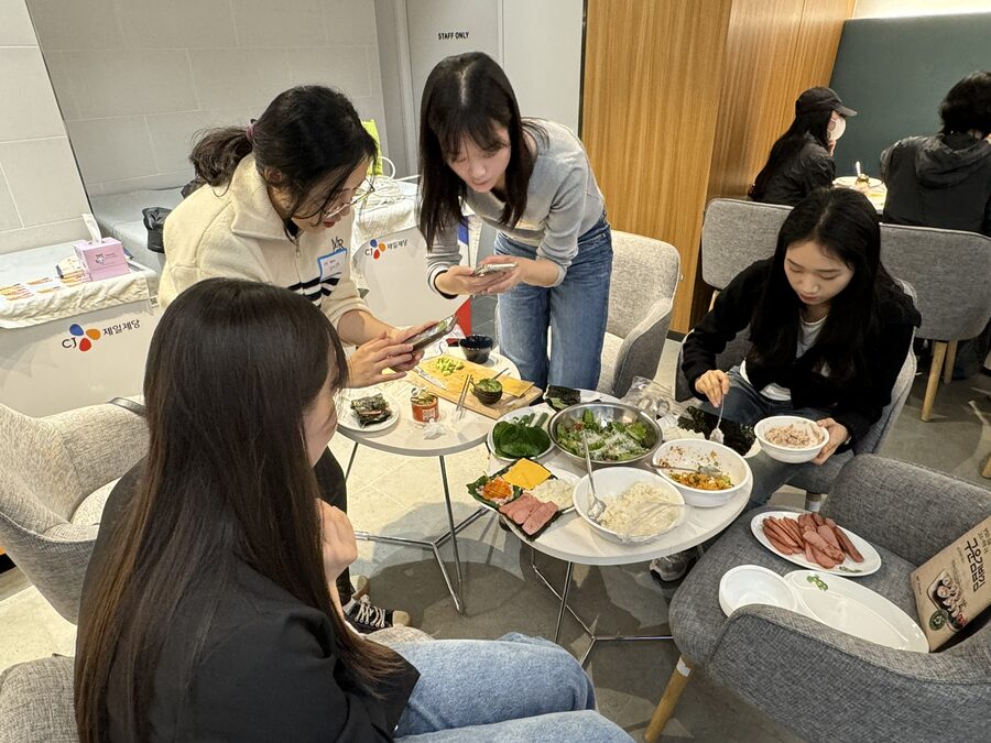 함께 요리하고 식사하며 대화하는 모습